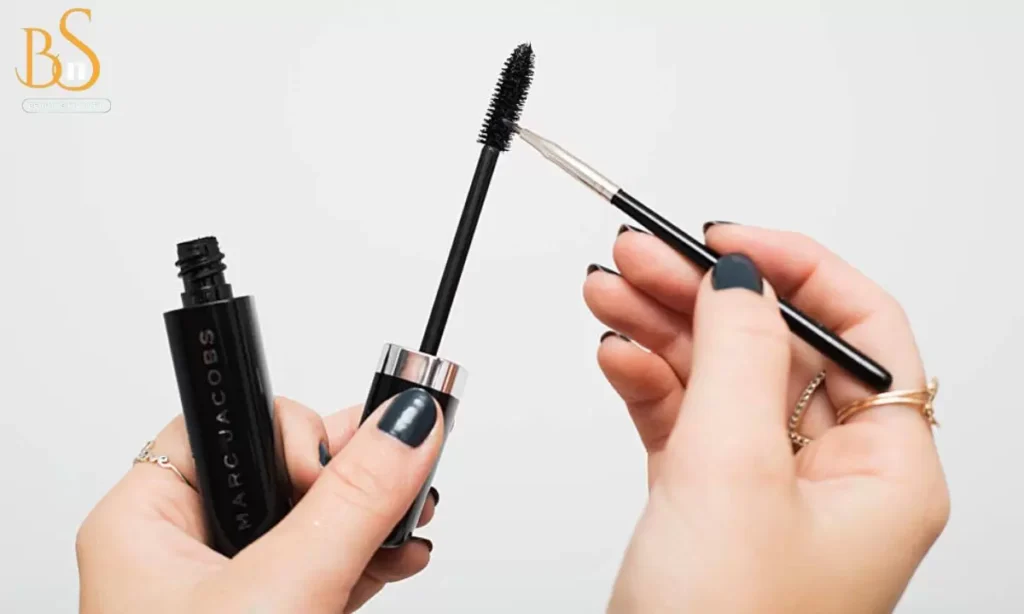 Mascara Application and Removal